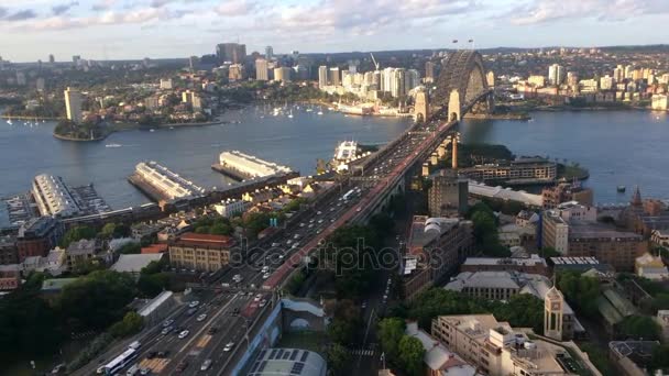 A légi felvétel a Sydney Harbour Bridge, alkonyatkor, Sydney, Ausztrália — Stock videók