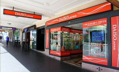  Daiso deposu, 100-yen Shop Daiso Sangyo Corp Daiso tarafından sahip olduğu büyük bir franchise Japonya, Güney Kore 975 2.800 depoları ile 700 depoları denizaşırı vardır.
