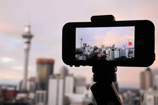 Мобільний телефон фотографує і знімає веселку в дощовій хмарі — стокове фото
