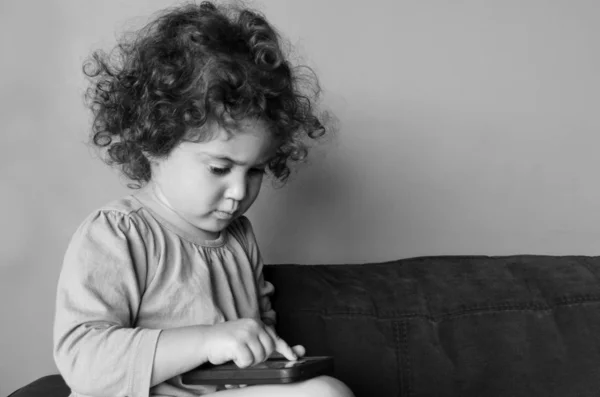 Dziecko dziewczynka gra na telefon komórkowy — Zdjęcie stockowe