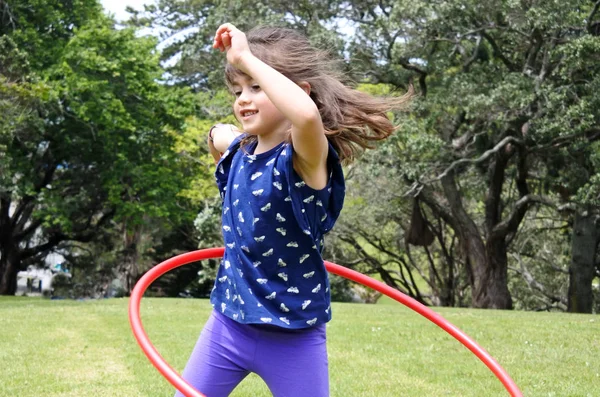 Küçük kız Hula Hoop ile çalış — Stok fotoğraf