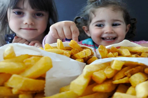 Små flickor redo att äta snabbmat — Stockfoto