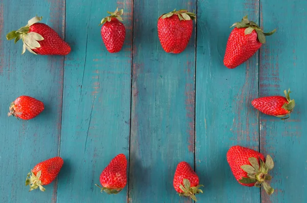 Grupo de fresas rojas frescas en forma de marco —  Fotos de Stock