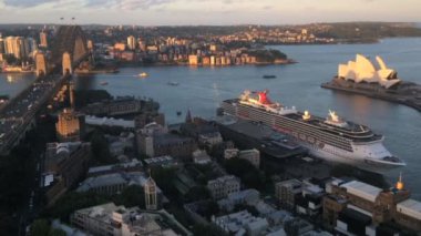 Okyanus gemisi Timelapse hava görünümünü Sydney Harbour gece karanlığında kalkıyor.
