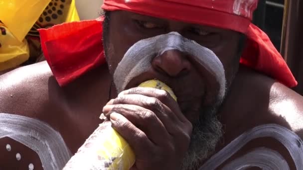 Aborygenów Australijskich Mężczyzna Gry Didgeridoo Instrumentów Dętych Opracowany Przez Rdzennych — Wideo stockowe