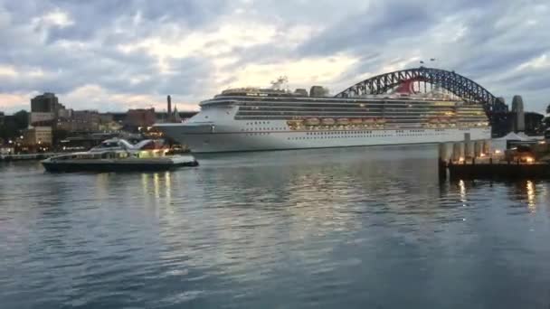 Timelase av kryssningsfartyg förtöjning i Sydney Cove — Stockvideo