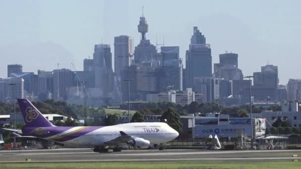 商業ジェット機シドニー空港 オーストラリアで最も忙しい空港で着陸 2013 2011 326 686 の航空機動きの 630 549 の乗客を処理 — ストック動画