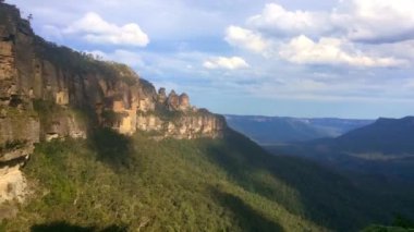 Üç kız kardeşi kaya oluşumu Blue Mountains Avustralya'da Timelapse