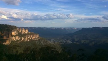 Üç kız kardeşi kaya oluşumu Blue Mountains Avustralya'da Timelapse