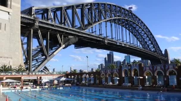 Lidé Koupat North Sydney Olympic Bazénu Proti Sydny Harbour Bridge — Stock video