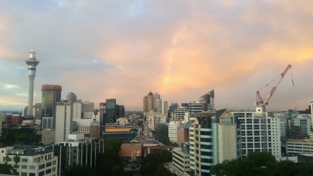 Time-lapse van dramatische regenboog tijdens een storm over de skyline van Auckland — Stockvideo