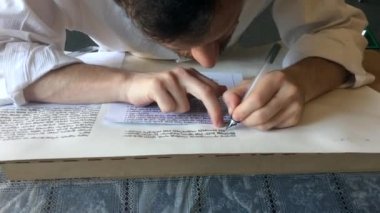 Sofer bir sefer Tevrat İbranice olarak yazıyor.