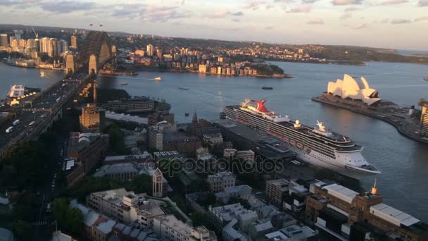 Timelapse Vue aérienne de Ocean Liner quitte le port de Sydney au crépuscule — Video