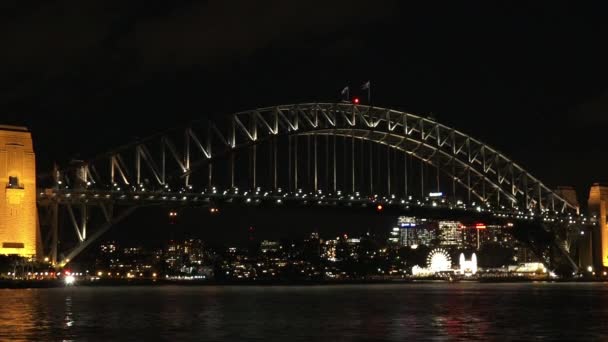 Sydney Harbour Bridge lado este por la noche en Sydney, Australia . — Vídeos de Stock
