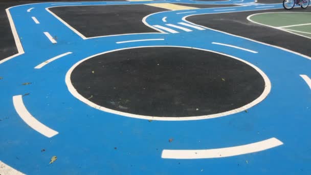 Zeitraffer-Kind radelt auf öffentlichen Spielplatz-Radwegen — Stockvideo