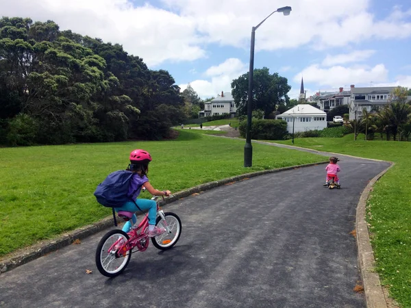 Dos hermana montar en bicicleta en el parque — Foto de Stock