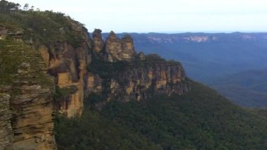 Üç kız kardeş görünümünü hava manzara kaya oluşumu Blue Mountains Avustralya