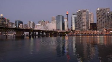 Darling Harbour Cityscape alacakaranlıkta Sydney Australia