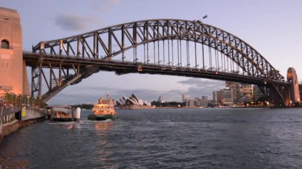 Sydney Harbour Bridge lado oeste e Sydney Skyline durante o pôr do sol — Vídeo de Stock