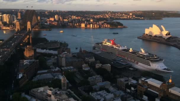 黄昏时悉尼港的延时鸟图变成了夜晚 澳大利亚新南威尔士州的悉尼海港大桥 悉尼歌剧院 环形码头和黄昏的岩石 — 图库视频影像