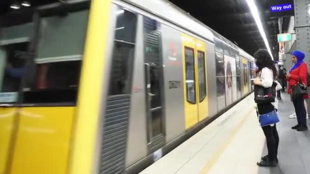 乘客和悉尼火车在市政厅站平台 悉尼火车是服务于澳大利亚新南威尔士州悉尼市的郊区客运铁路网 — 图库视频影像