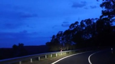 Alacakaranlık gökyüzünü sürüş