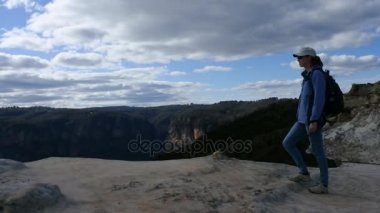 Blue Mountains Avustralya manzara kadın görünüyor