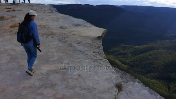Жінка дивиться на ландшафт Блакитні гори Австралії — стокове відео