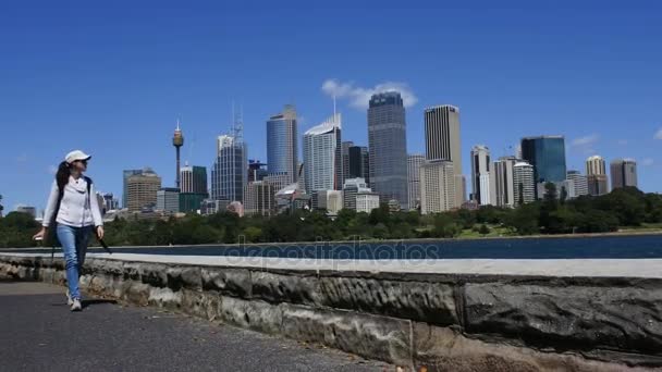 Kvinnan promenader längs Sydney skyline Australien — Stockvideo