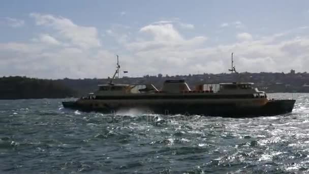 Σίδνεϊ Ferry πλεύσει σε φουρτουνιασμένη θάλασσα κατάσταση στο λιμάνι του Σύδνεϋ — Αρχείο Βίντεο