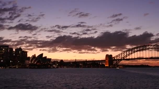 ドラマチックな日没でシドニー港のフェリーの帆からシドニーのスカイラインのシルエット — ストック動画
