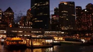 Feribot girmeniz gerekir Quay dairesel Wharf gece karanlığında Sydney Australia