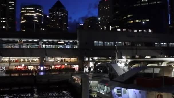 Ferry entra en Circular Quay Wharf al atardecer Sydney Australia — Vídeos de Stock