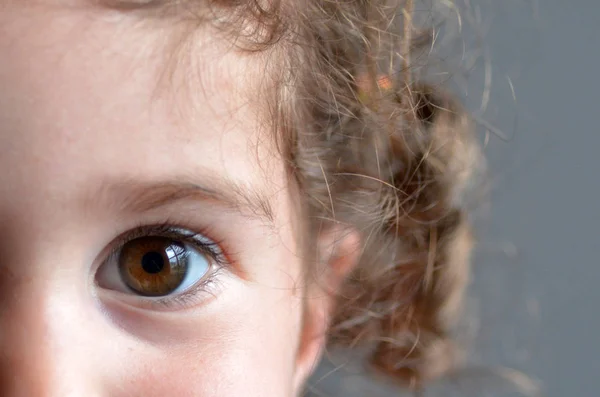 Ojo de un niño feliz — Foto de Stock