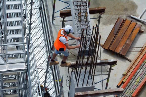 Trabajos de construcción en una obra de construcción —  Fotos de Stock