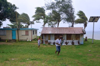 Fiji insanlar sığınak bir tropikal Siklon sırasında almak için çalıştırın