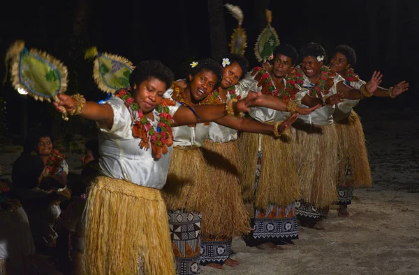 Fijianska kvinnor dansar en traditionell kvinnlig Dans Meke fläkt dan — Stockfoto