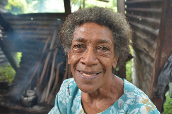 Ευτυχισμένος ηλικιωμένη γυναίκα αυτόχθονες των Νήσων Φίτζι — Φωτογραφία Αρχείου