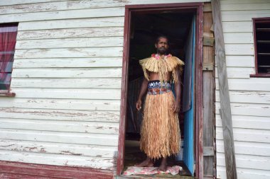 Geleneksel Fiji kostüm giyinmiş yerli Fiji adam