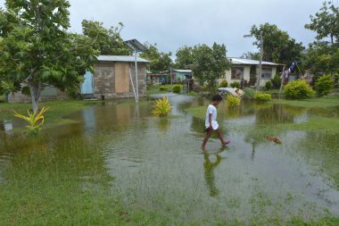 Fiji'de sular altında arazi üzerinde Fiji kız yürüyor
