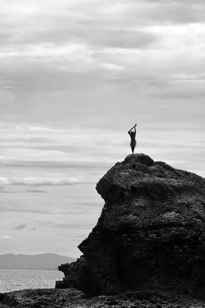 Σιλουέτα του Φίτζι άνθρωπος στέκεται πάνω σε ένα βράχο στη θάλασσα των Φίτζι — Φωτογραφία Αρχείου