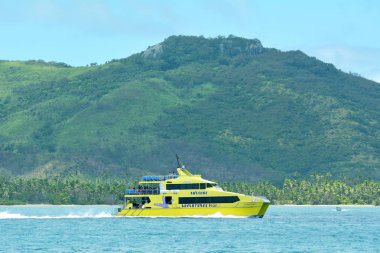 Fiji - 20 Aralık 2016: Parlak sarı ve hızlı Katamaran, Yasawa el ilanı, Fiji. Bir famouse Fiji ana adada arasında hızlı feribot aktarır ve Yasawa ve Mamanuca Adası tatil yüksek olduğunu.