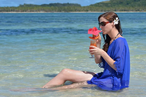 Touriste femme boit un cocktail tropical dans les eaux d'un reso — Photo