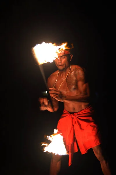 El hombre indígena fiyiano sostiene una antorcha durante un baile de fuego — Foto de Stock