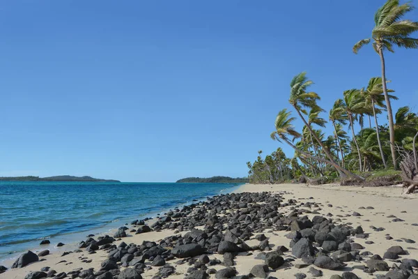 Paisagem de uma praia selvagem em uma ilha tropical remota em Fiji — Fotografia de Stock