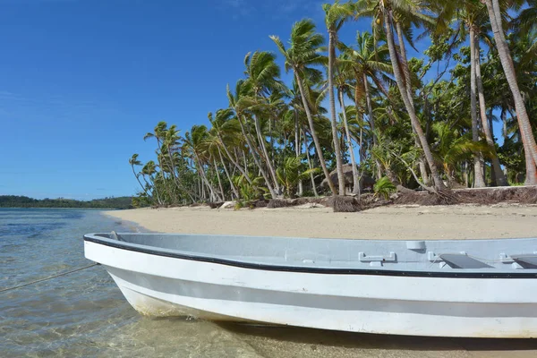 Barco de pesca blanco en una isla tropical Fiji — Foto de Stock