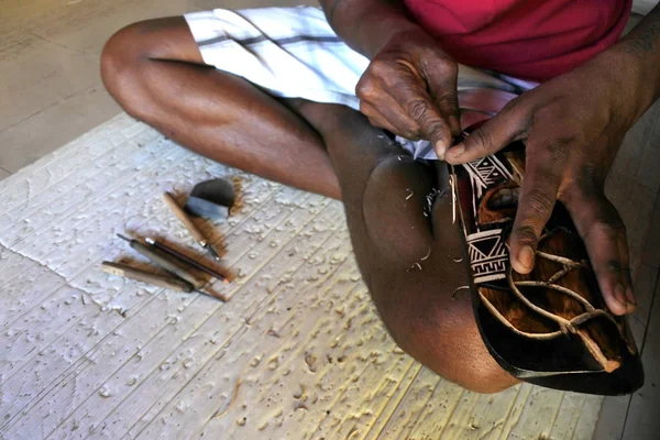 Mani di indigeni Fijian uomo legno intaglio una tartaruga marina — Foto Stock