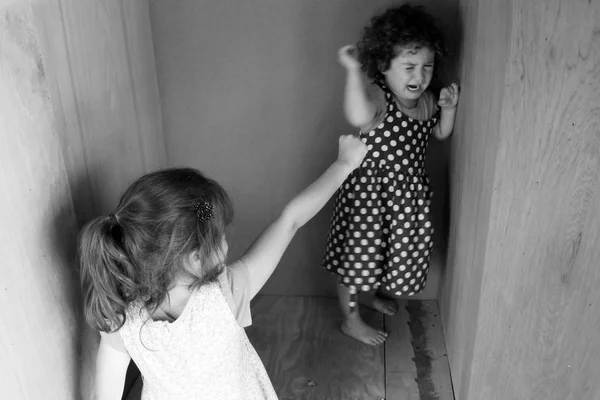 Junge sidter Mädchen kämpfen zu Hause — Stockfoto