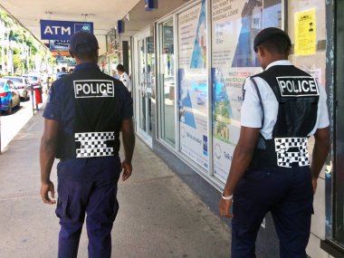 Fiji polis ana sokakta devriye memuru