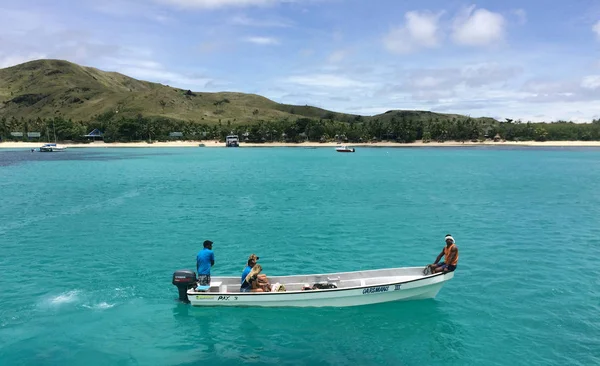 Turistas llegan a una de las islas Mamanucas Fiyi — Foto de Stock